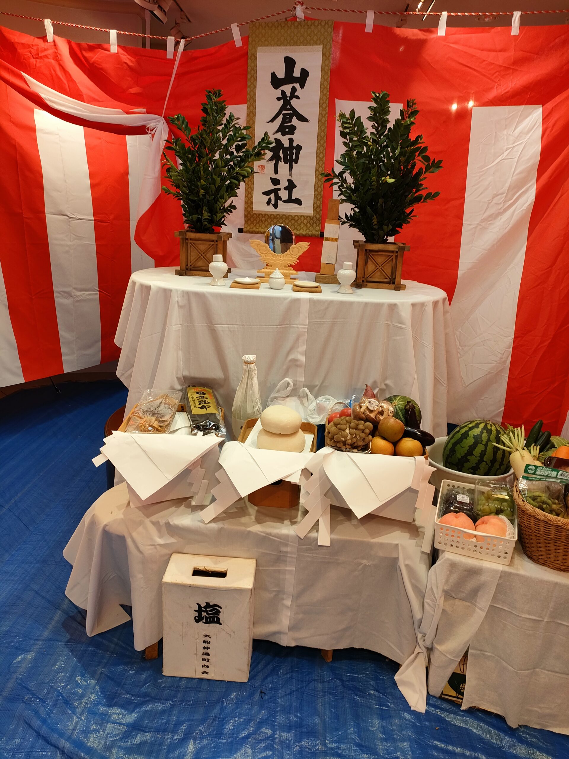 大船商店街で大船山蒼稲荷神社例祭　仲通商店会　仲通町内会
神酒所　祭壇